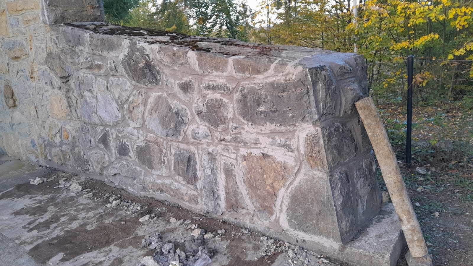 Započela sanacija kamenih zidova na ulazu u crkvu u Ravskoj